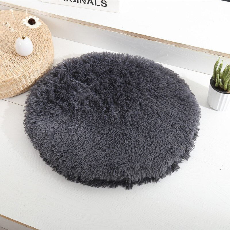 Plush round bed for cats and dogs - warm, comfortable and washable