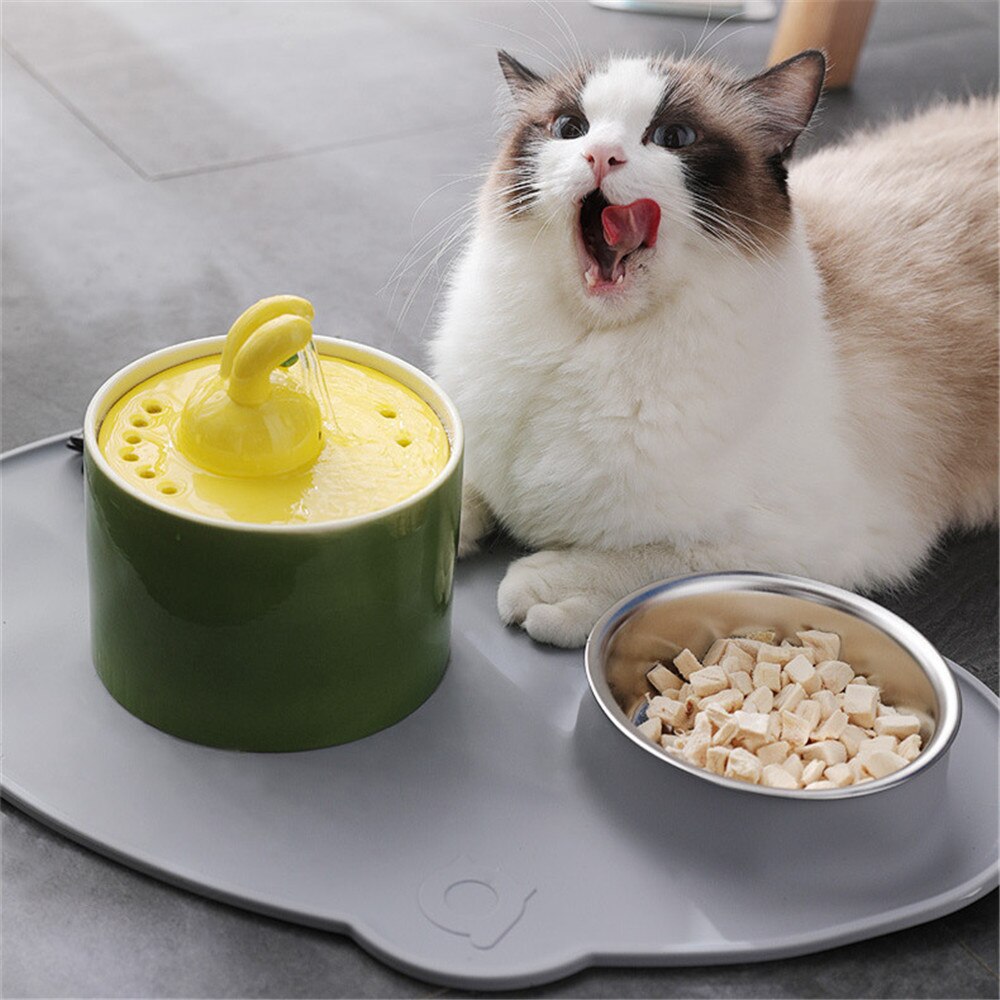 Ceramic fountain 1.5 Liters - design collection - cat and small dog