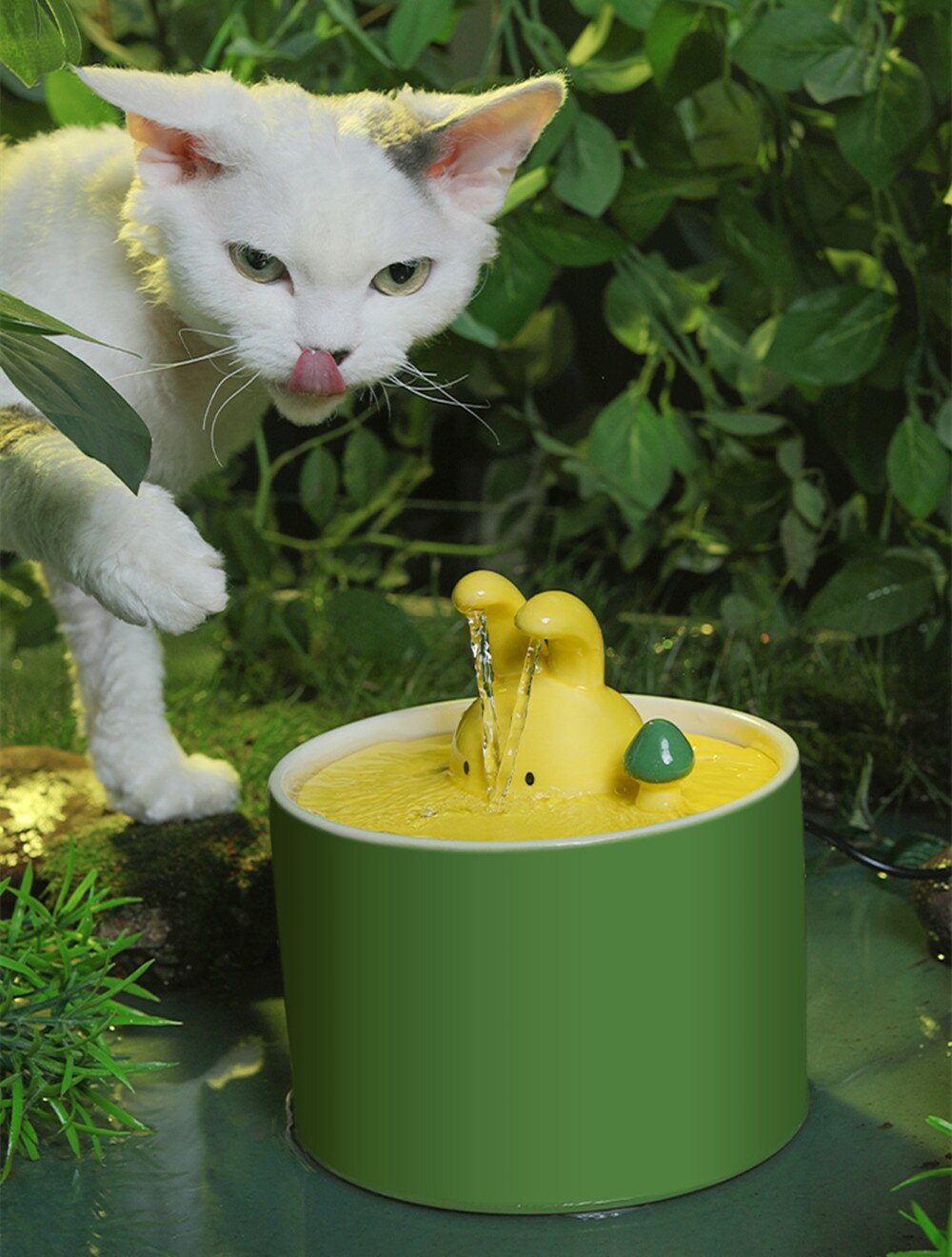 Ceramic fountain 1.5 Liters - design collection - cat and small dog